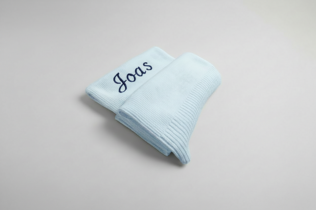 Couverture en maille brodée